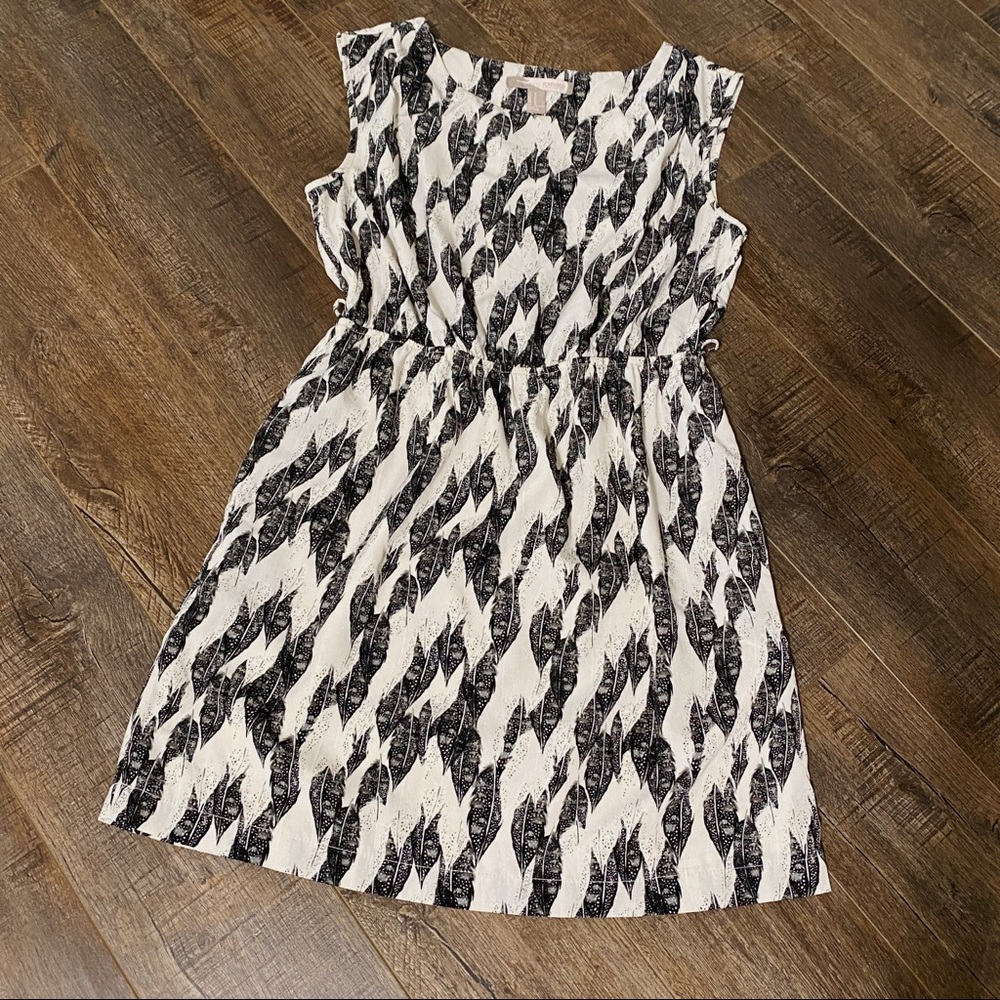 Forever 21 Feather Print Black and White Pattern Womens Size Medium Sleeveless